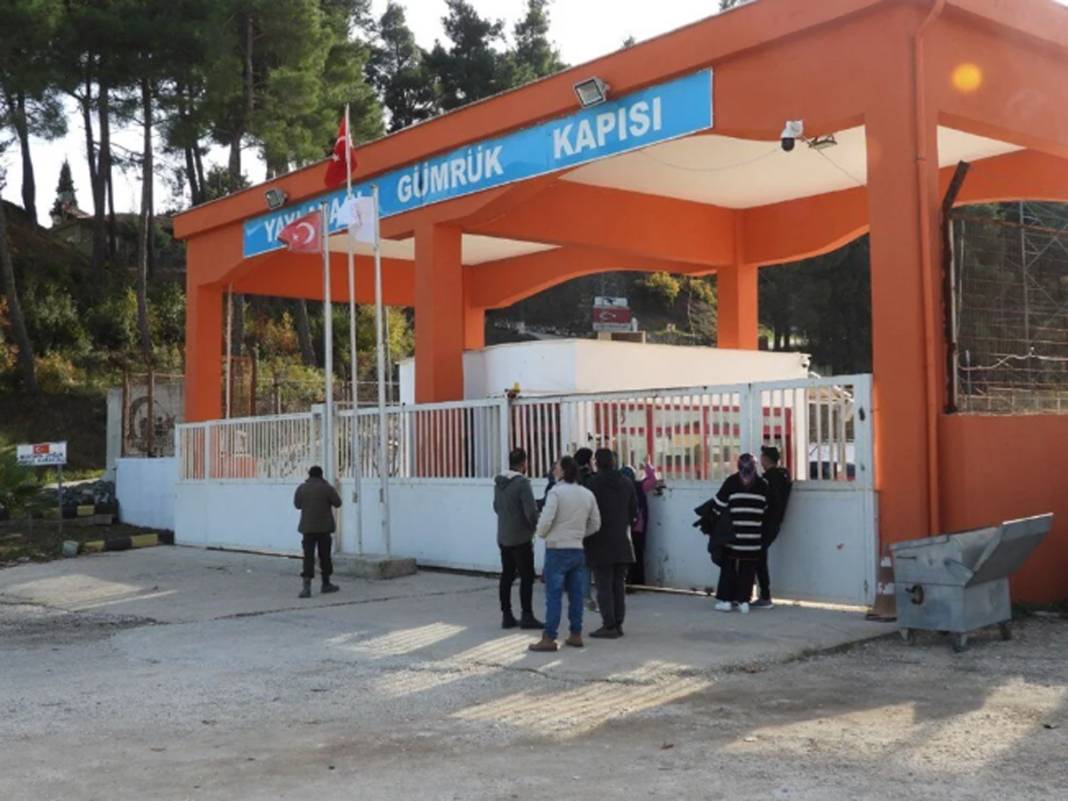 Suriyeliler ülkelerine dönmeye devam ediyor: Yayladağı Hudut Kapısı 11 yıl sonra yeniden açıldı 8